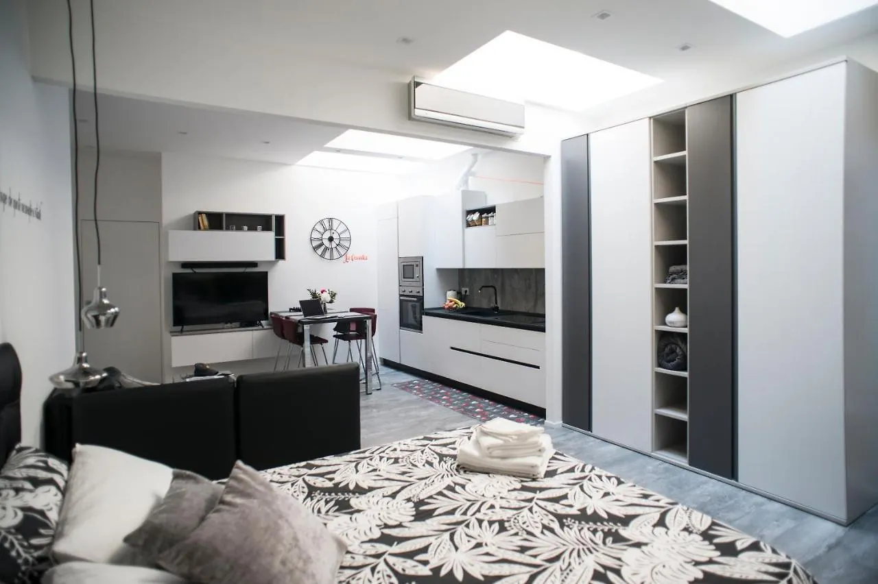 La Viscontea Apartment Lecco 0*,